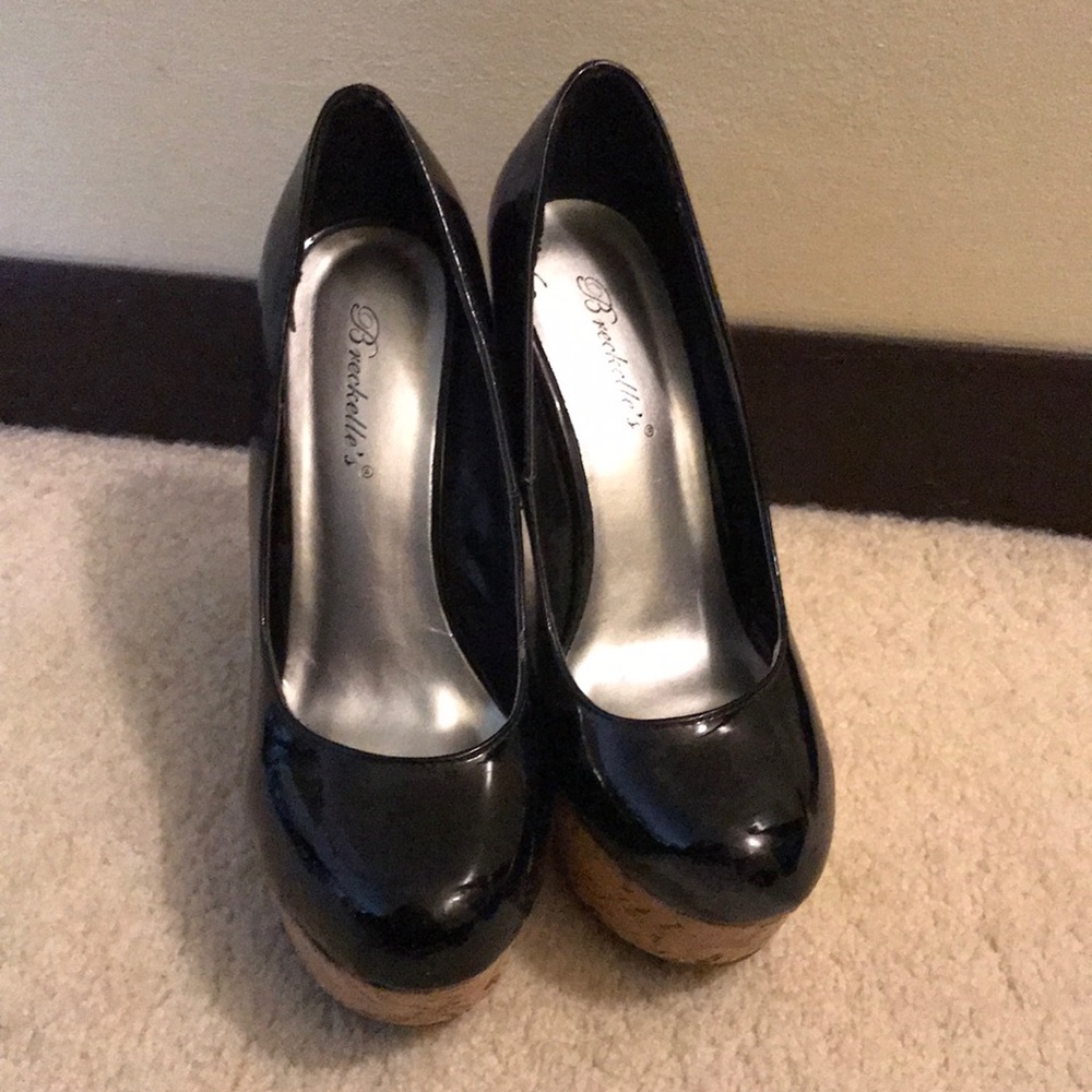 Breckelles Size 6 Black Wedges